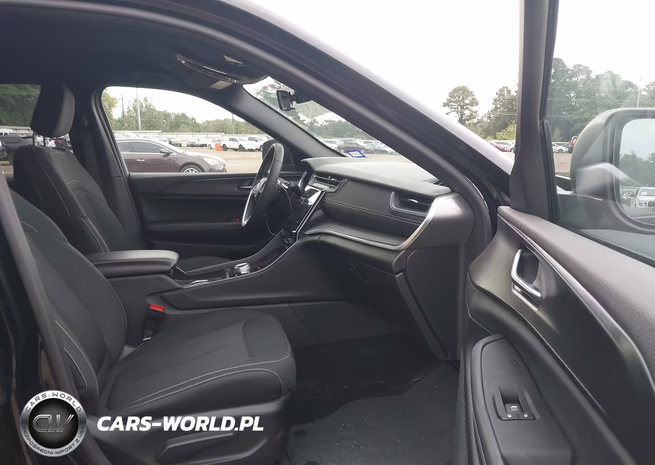 2025 Jeep Grand Cherokee Laredo 4X4 VIN:1C4RJHAG2SC304334 - 5