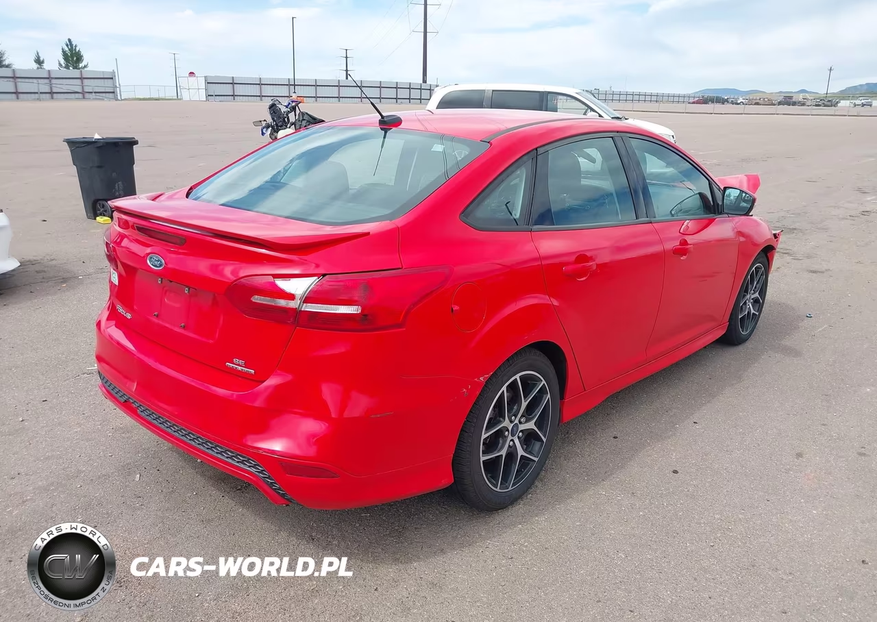 2016 Ford Focus Se VIN:1FADP3F27GL280456 - 4