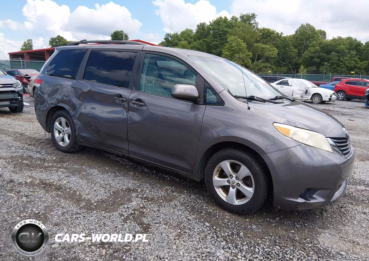 2012 Toyota Sienna Le V6 8 Passenger