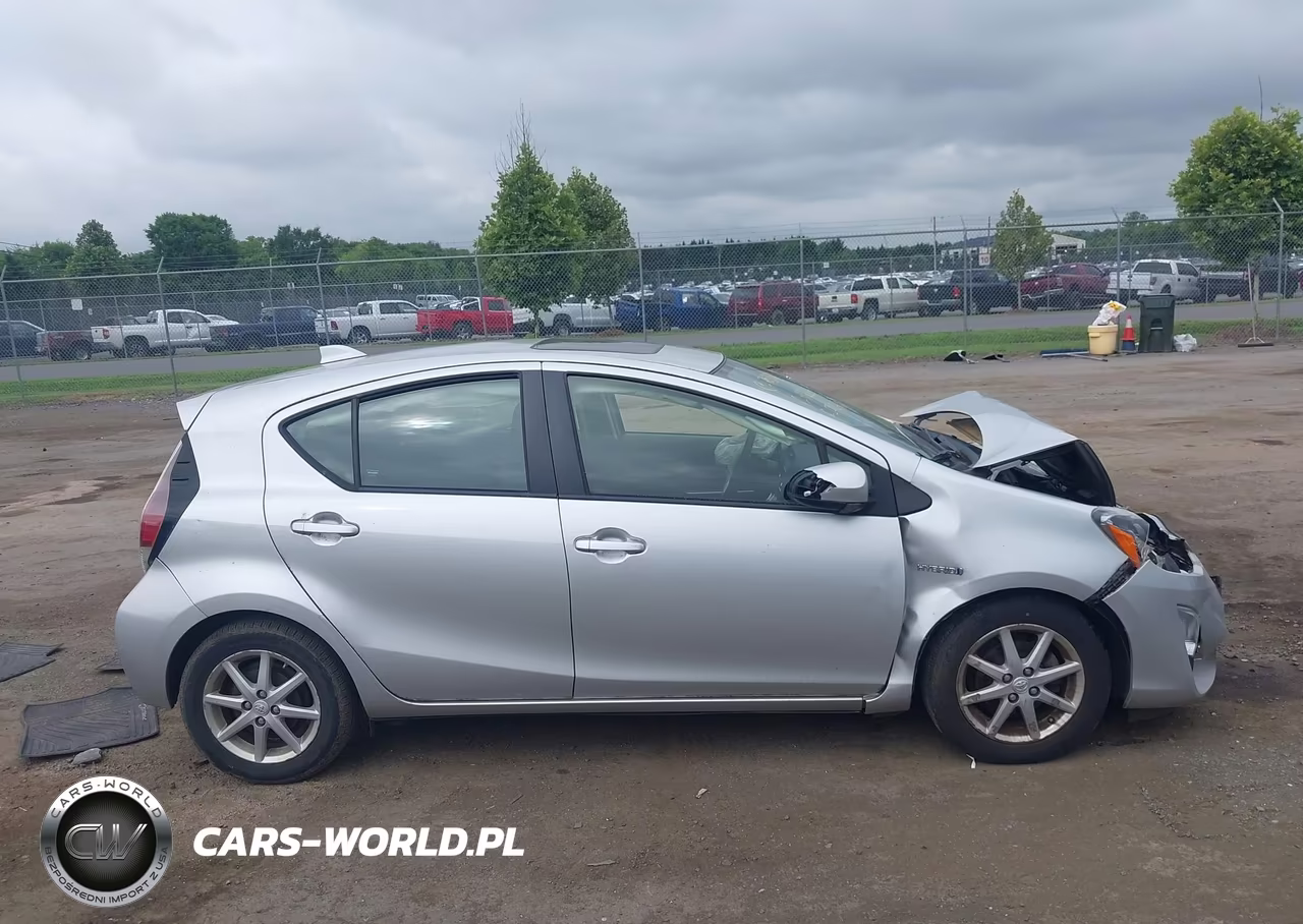 2015 Toyota Prius C Three VIN:JTDKDTB39F1112207 - 13