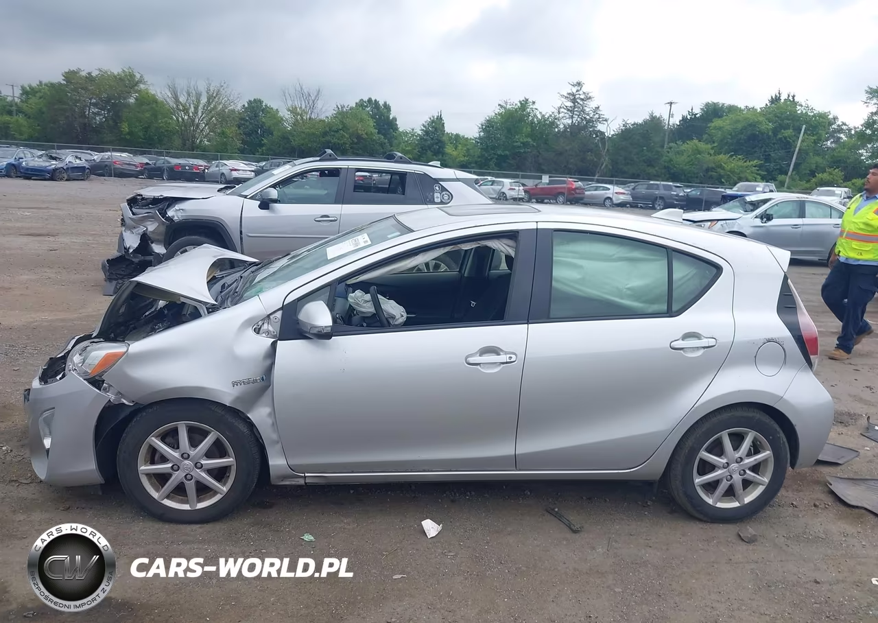2015 Toyota Prius C Three VIN:JTDKDTB39F1112207 - 14