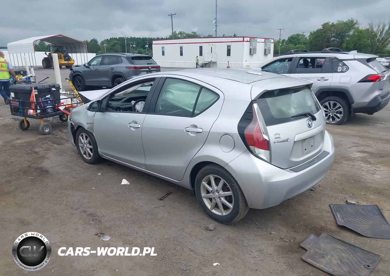 2015 Toyota Prius C Three VIN:JTDKDTB39F1112207 - 3