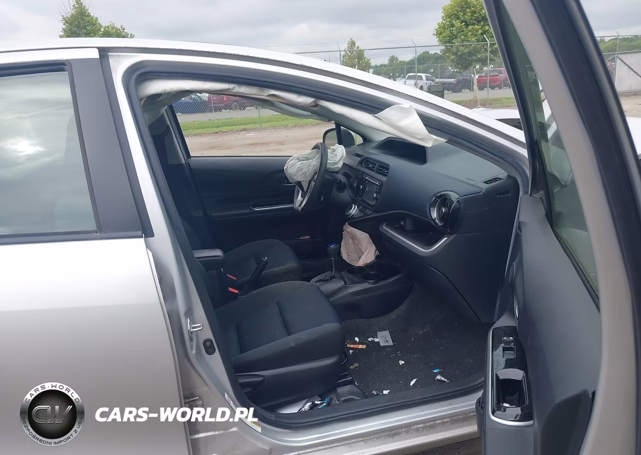 2015 Toyota Prius C Three VIN:JTDKDTB39F1112207 - 5