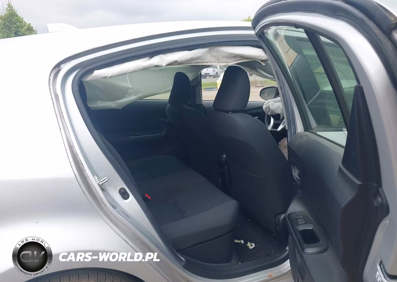 2015 Toyota Prius C Three VIN:JTDKDTB39F1112207 - 8
