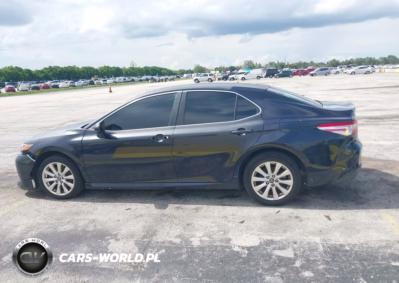 2018 Toyota Camry Le VIN:4T1B11HK4JU146019 - 14
