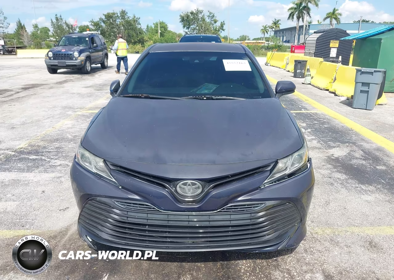 2018 Toyota Camry Le VIN:4T1B11HK4JU146019 - 17