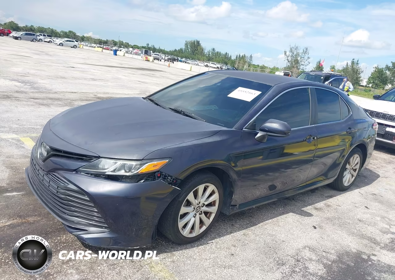 2018 Toyota Camry Le VIN:4T1B11HK4JU146019 - 18