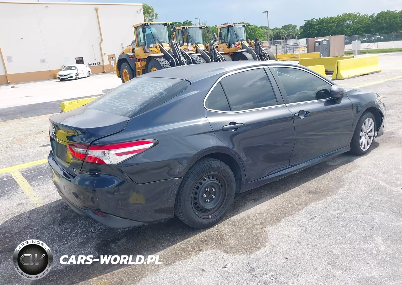 2018 Toyota Camry Le VIN:4T1B11HK4JU146019 - 4