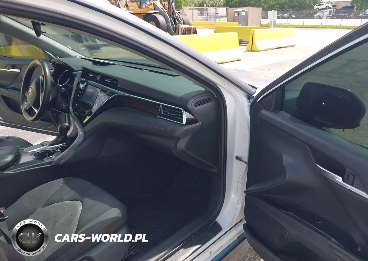 2018 Toyota Camry Le VIN:4T1B11HK4JU146019 - 5