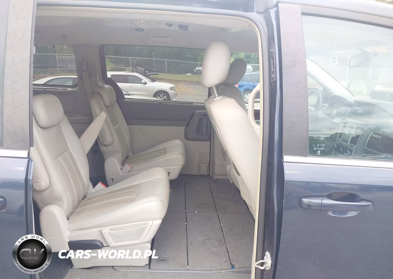 2009 Chrysler Town & Country Touring VIN:2A8HR54169R676943 - 8