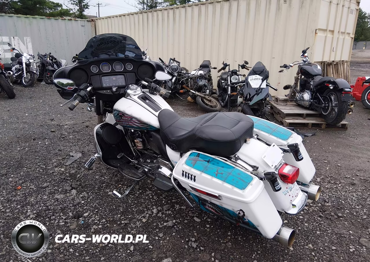 2017 Harley-Davidson Flhtcu Ultra Classic Electra Gld VIN:1HD1FCC18HB641453 - 3