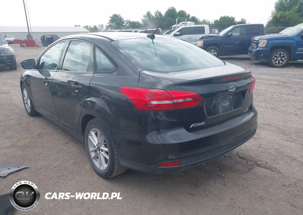 2015 Ford Focus Se VIN:1FADP3F22FL368071 - 3