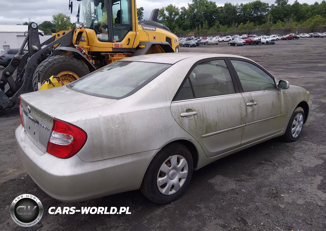 2002 Toyota Camry Le VIN:JTDBE32K520090016 - 4