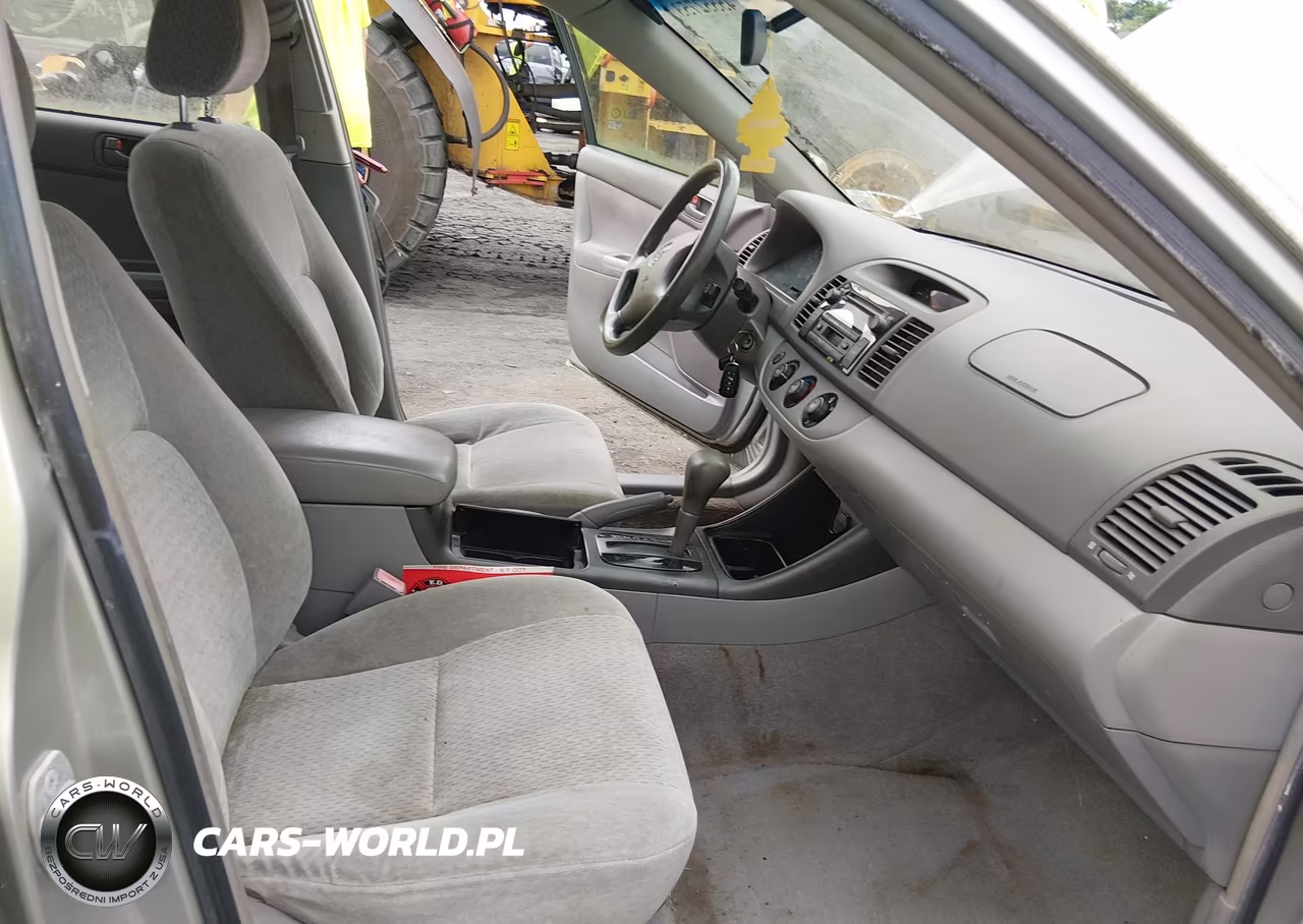 2002 Toyota Camry Le VIN:JTDBE32K520090016 - 5