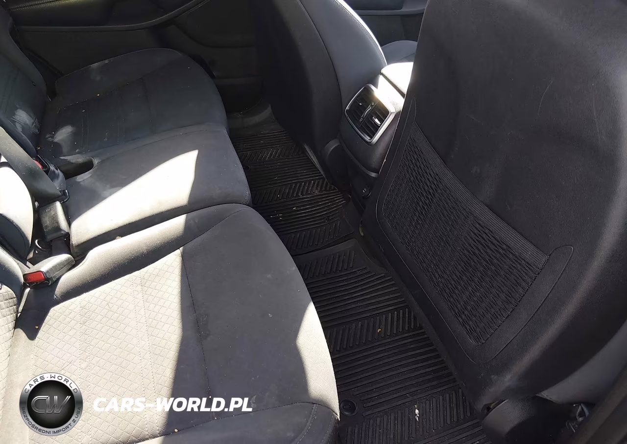 2018 Kia Sorento 2.4L L VIN:5XYPG4A34JG354870 - 8