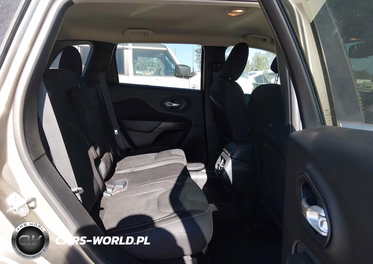 2016 Jeep Cherokee Latitude VIN:1C4PJLCB2GW351753 - 8