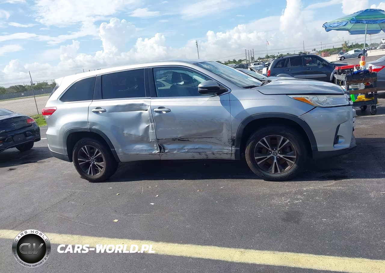 2018 Toyota Highlander Le VIN:5TDZARFH6JS041687 - 13