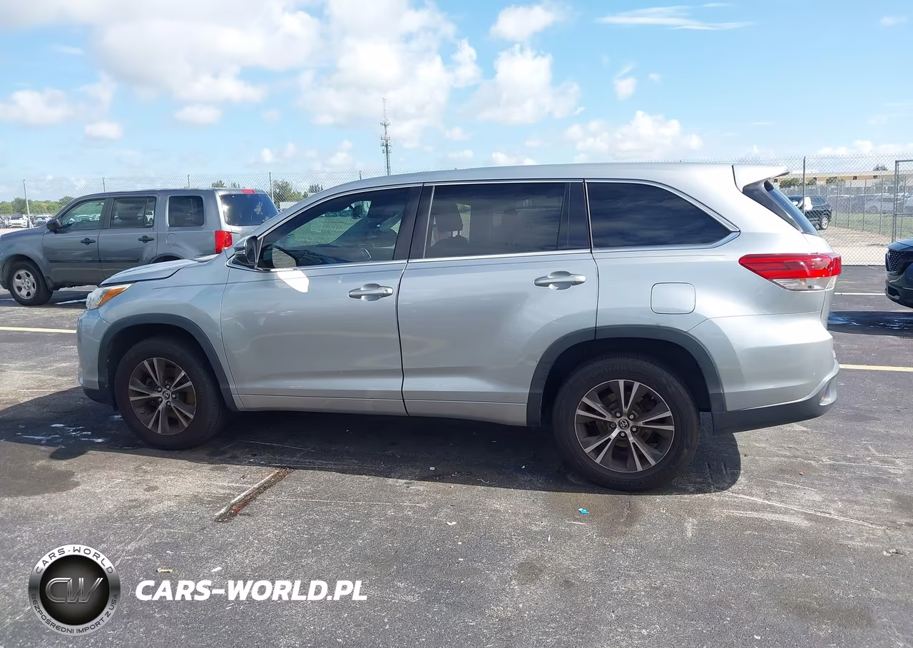 2018 Toyota Highlander Le VIN:5TDZARFH6JS041687 - 14
