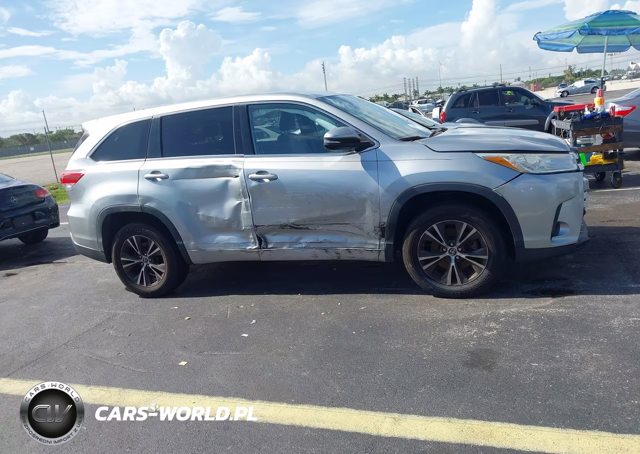 2018 Toyota Highlander Le VIN:5TDZARFH6JS041687 - 6