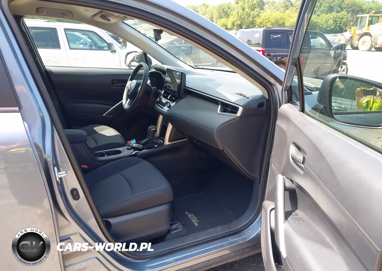 2025 Toyota Corolla Cross Le VIN:7MUCAAAG2SV127110 - 5