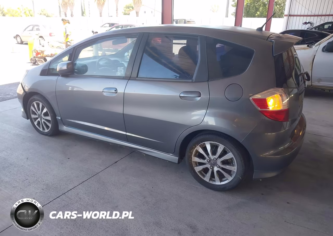 2013 Honda Fit Sport VIN:JHMGE8H53DC055141 - 3