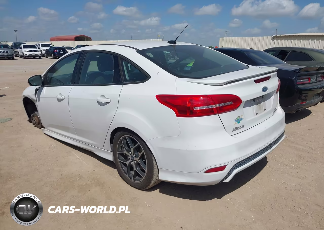 2015 Ford Focus Se VIN:1FADP3F22FL384657 - 3
