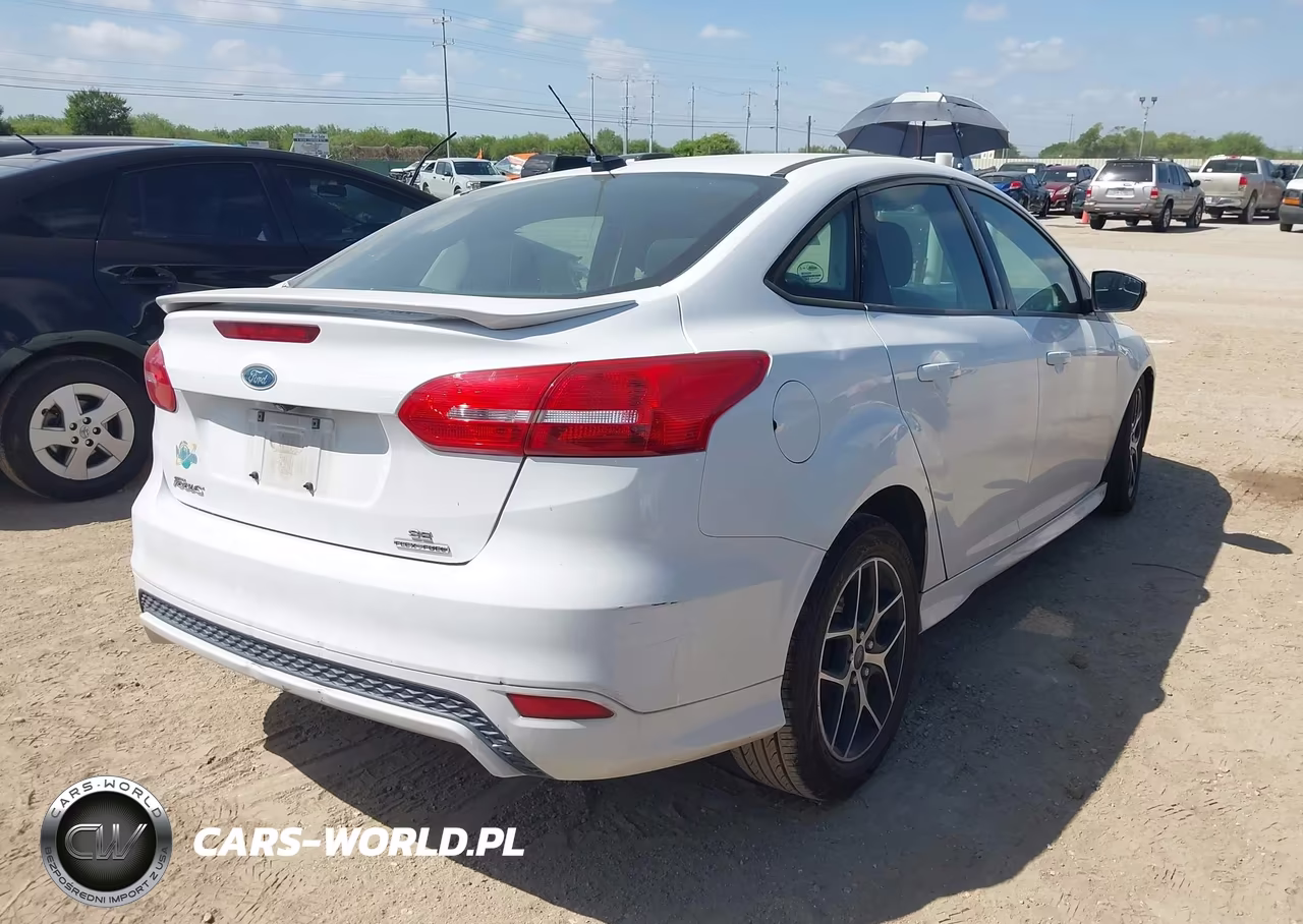 2015 Ford Focus Se VIN:1FADP3F22FL384657 - 4