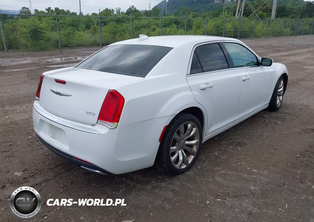 2016 Chrysler 300 Limited VIN:2C3CCAAG5GH343774 - 4