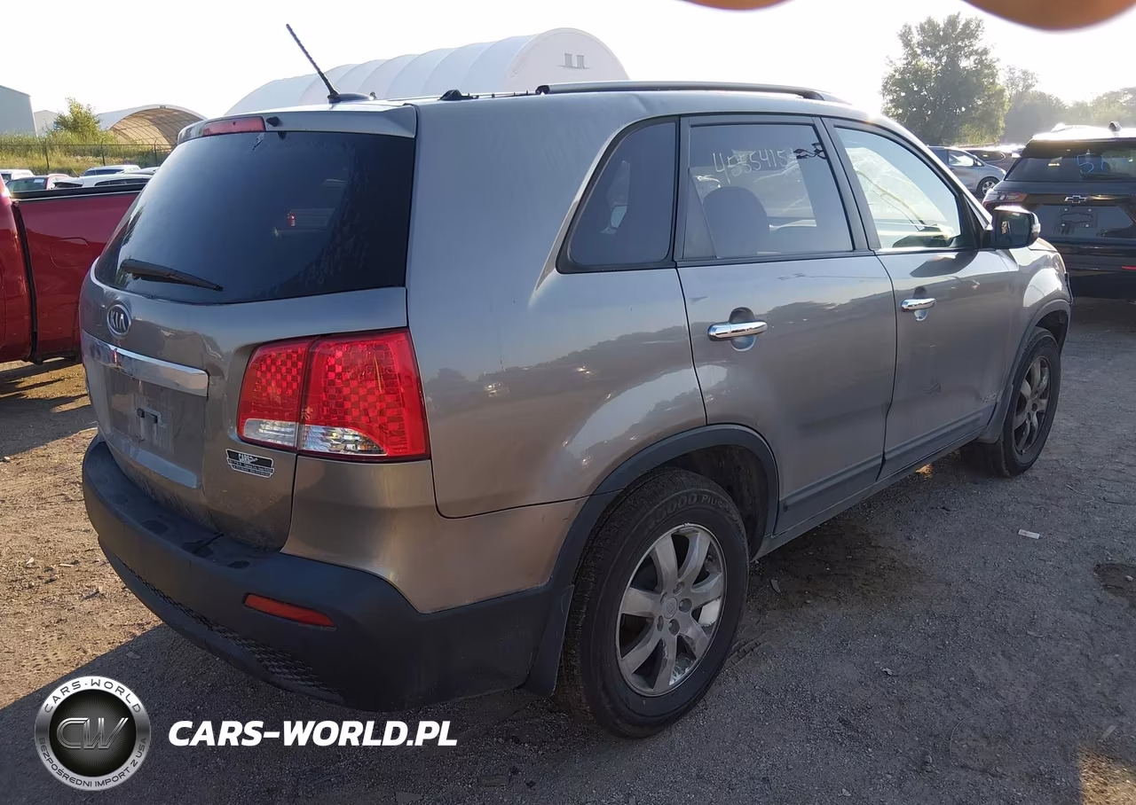 2011 Kia Sorento Lx V6 VIN:5XYKTDA23BG130908 - 4