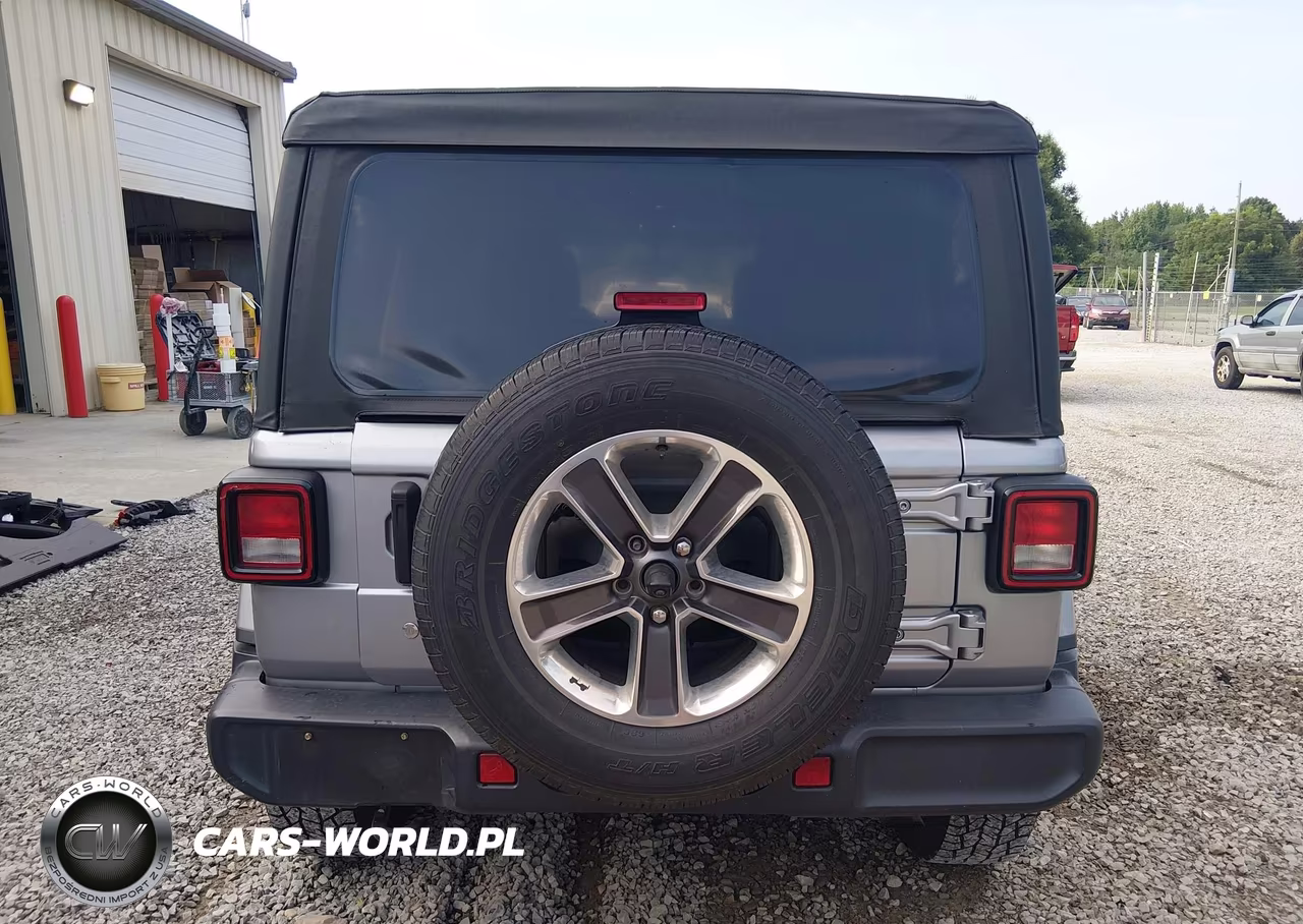 2020 Jeep Wrangler Unlimited Sahara 4X4 VIN:1C4HJXEN6LW175612 - 16