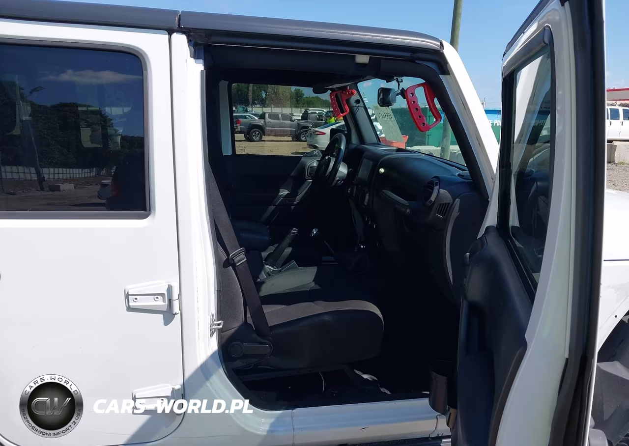 2016 Jeep Wrangler Unlimited Sport VIN:1C4BJWDG4GL139010 - 5