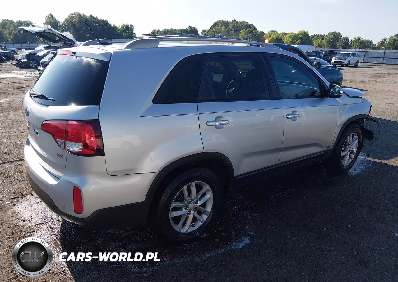 2015 Kia Sorento Lx VIN:5XYKTCA63FG612359 - 4