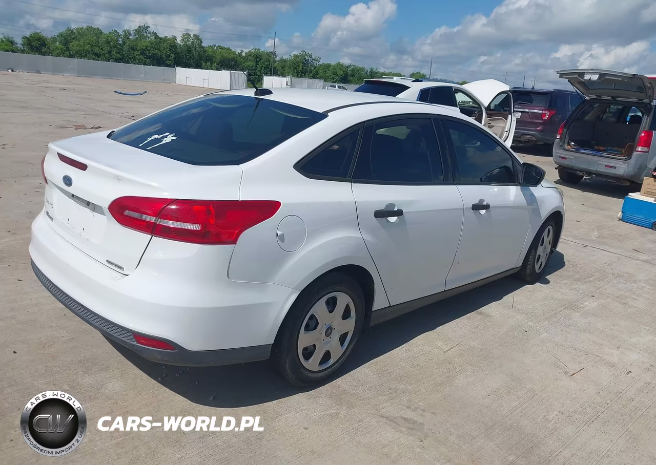 2015 Ford Focus S VIN:1FADP3E28FL279672 - 4