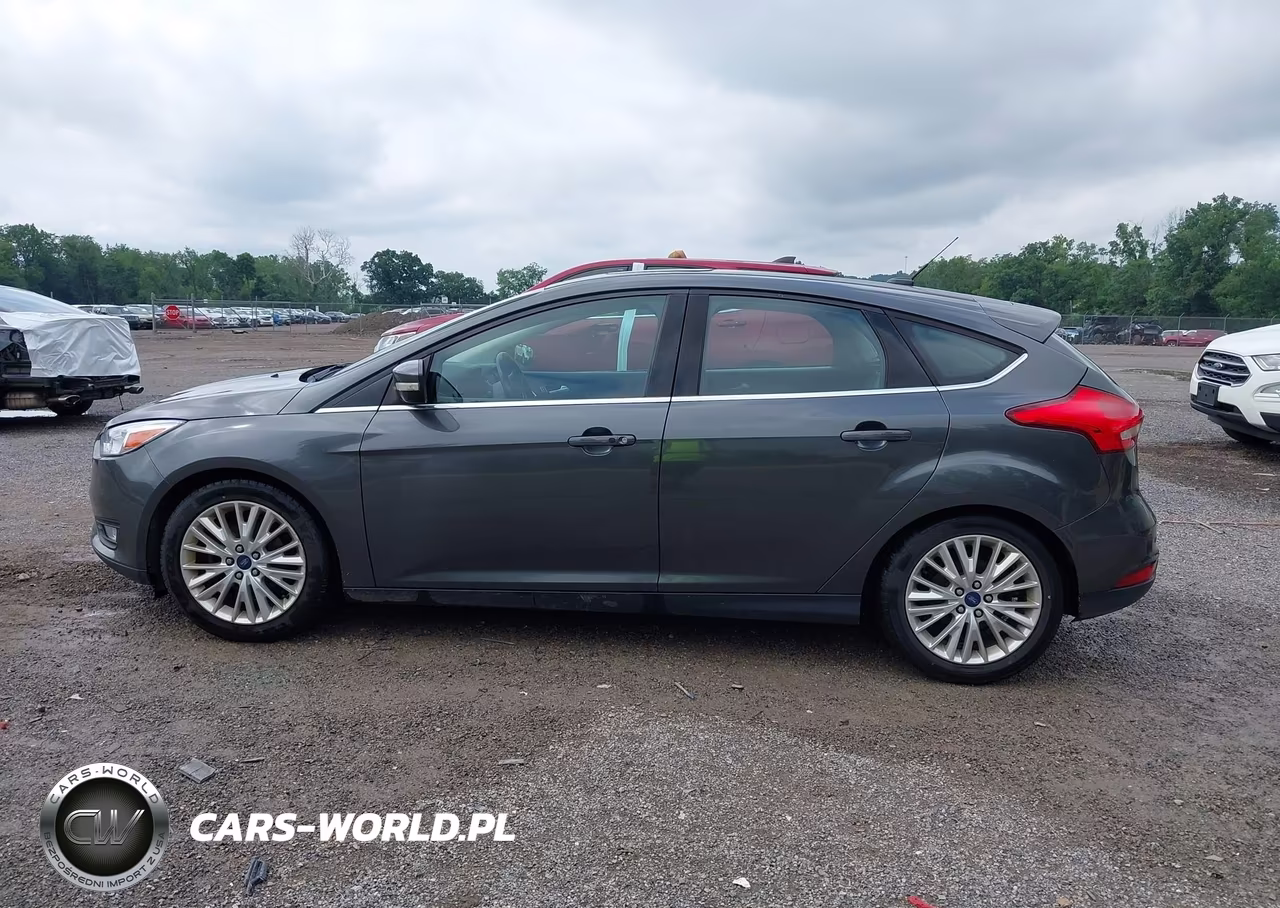 2018 Ford Focus Titanium VIN:1FADP3N29JL306404 - 15