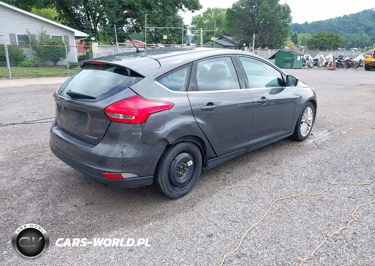 2018 Ford Focus Titanium VIN:1FADP3N29JL306404 - 4