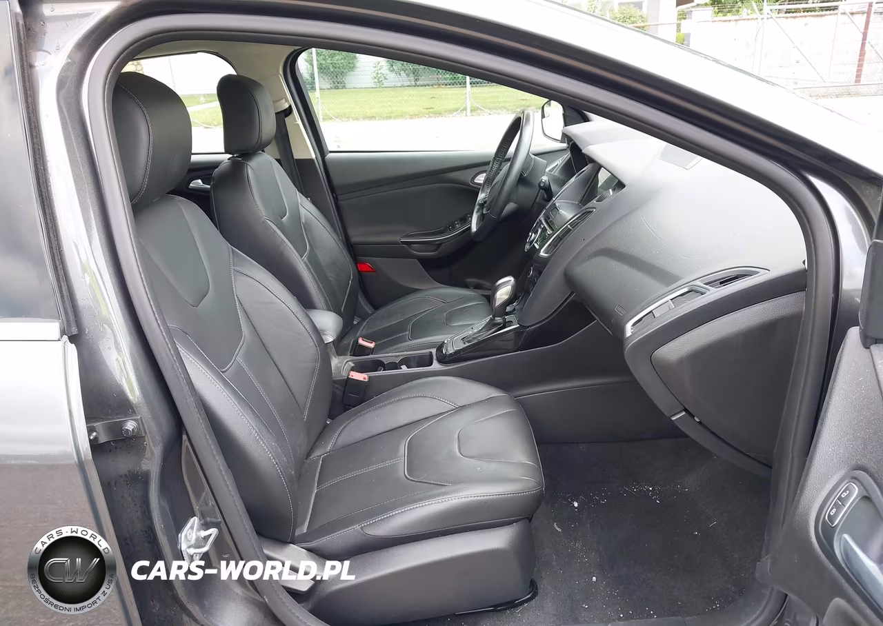 2018 Ford Focus Titanium VIN:1FADP3N29JL306404 - 5