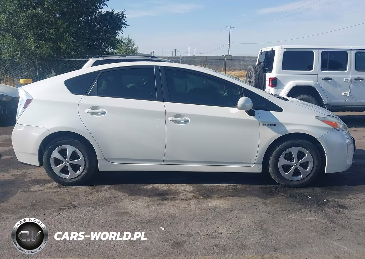 2015 Toyota Prius Two VIN:JTDKN3DU8F0396695 - 13