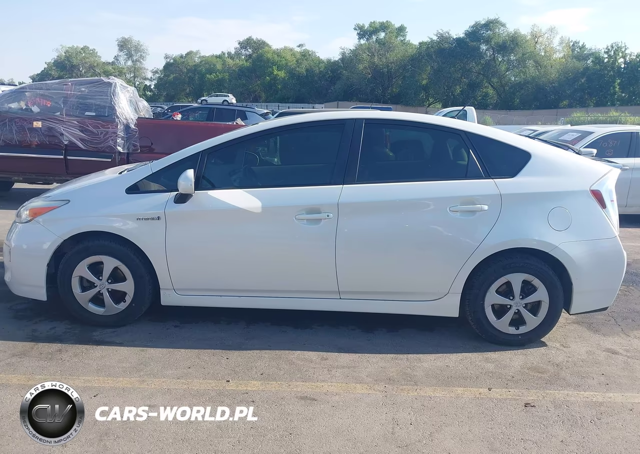 2015 Toyota Prius Two VIN:JTDKN3DU8F0396695 - 14
