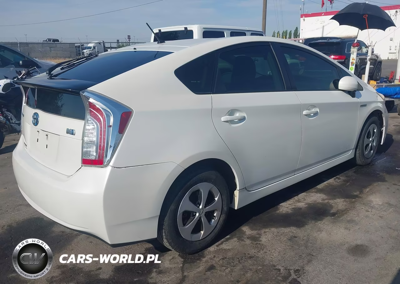 2015 Toyota Prius Two VIN:JTDKN3DU8F0396695 - 4