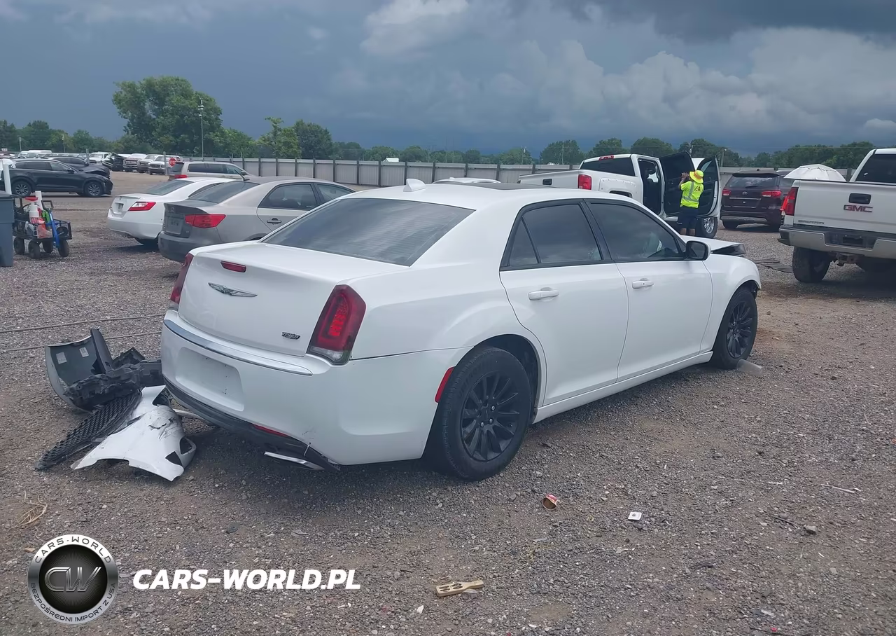 2017 Chrysler 300 Limited VIN:2C3CCAAG3HH661961 - 4