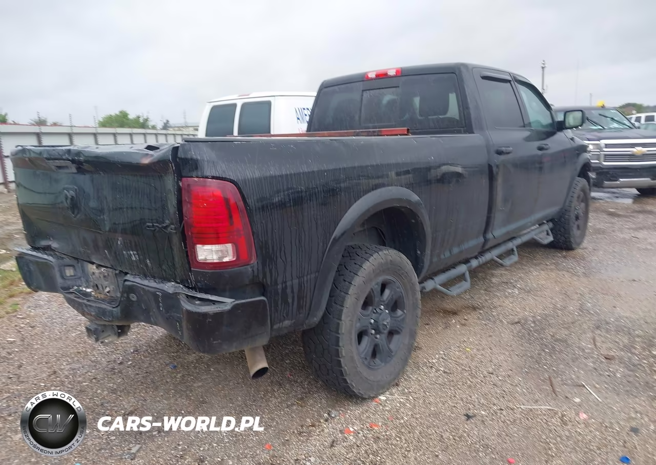 2015 Ram 2500 Laramie VIN:3C6UR5KJXFG558993 - 4