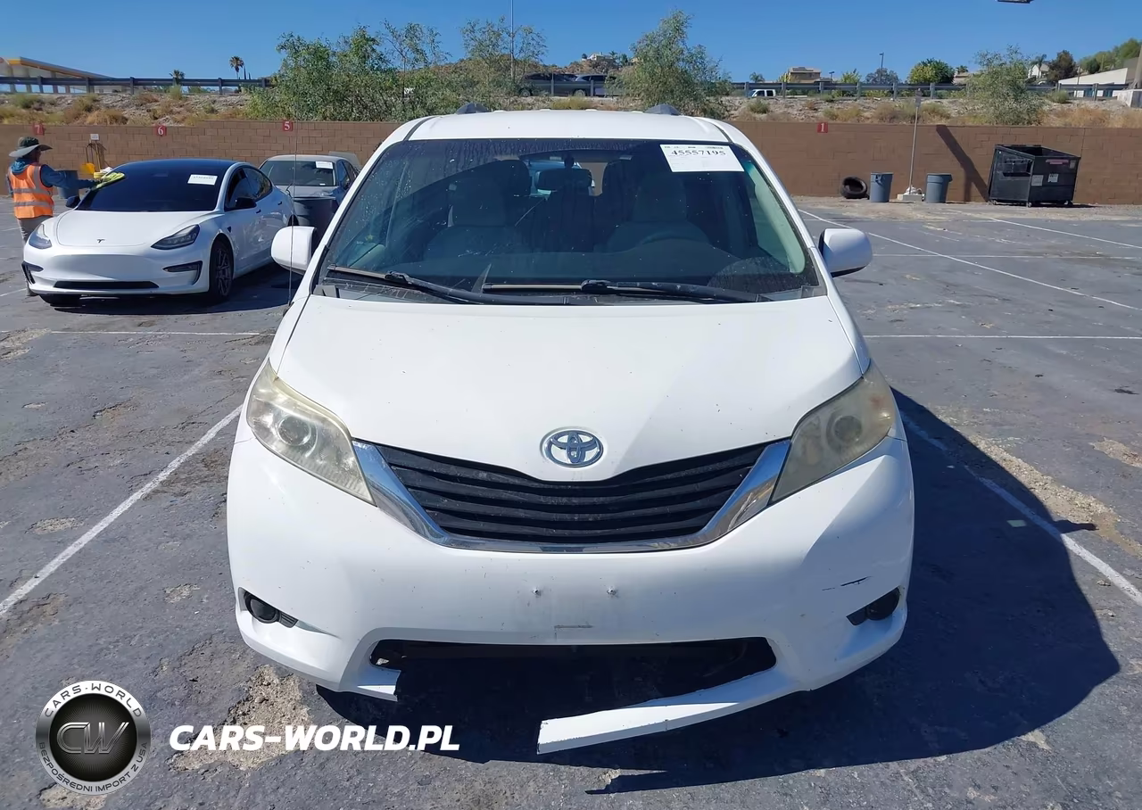 2011 Toyota Sienna Le V6 VIN:5TDKK3DC7BS018472 - 12