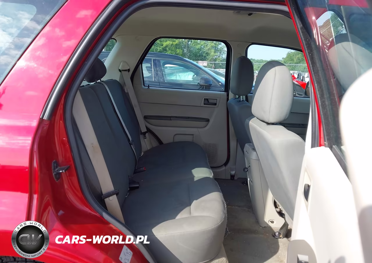 FORD ESCAPE VIN:1FMCU0C72AKD31173 - 8