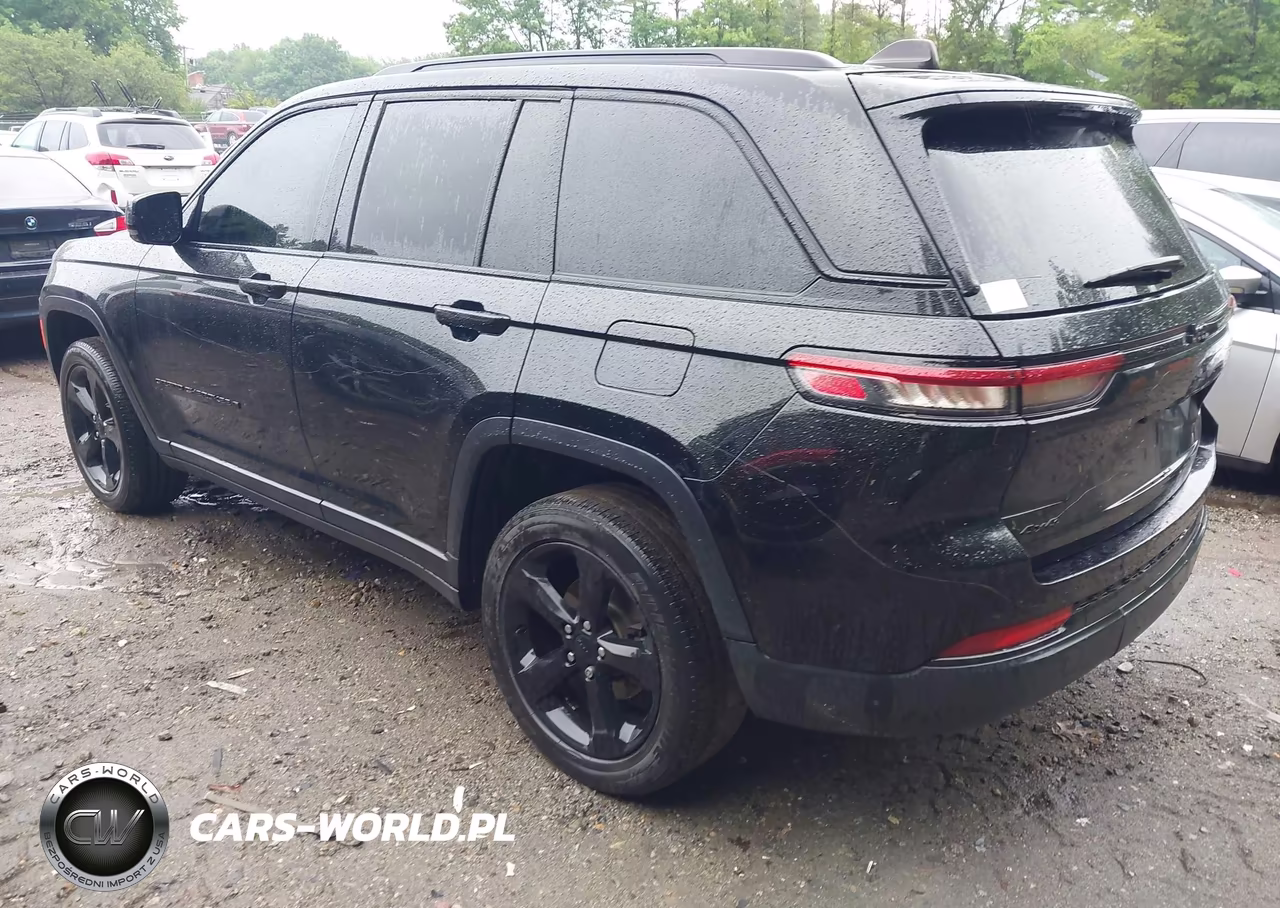 2023 Jeep Grand Cherokee Altitude 4X4 VIN:1C4RJHAGXPC515871 - 3