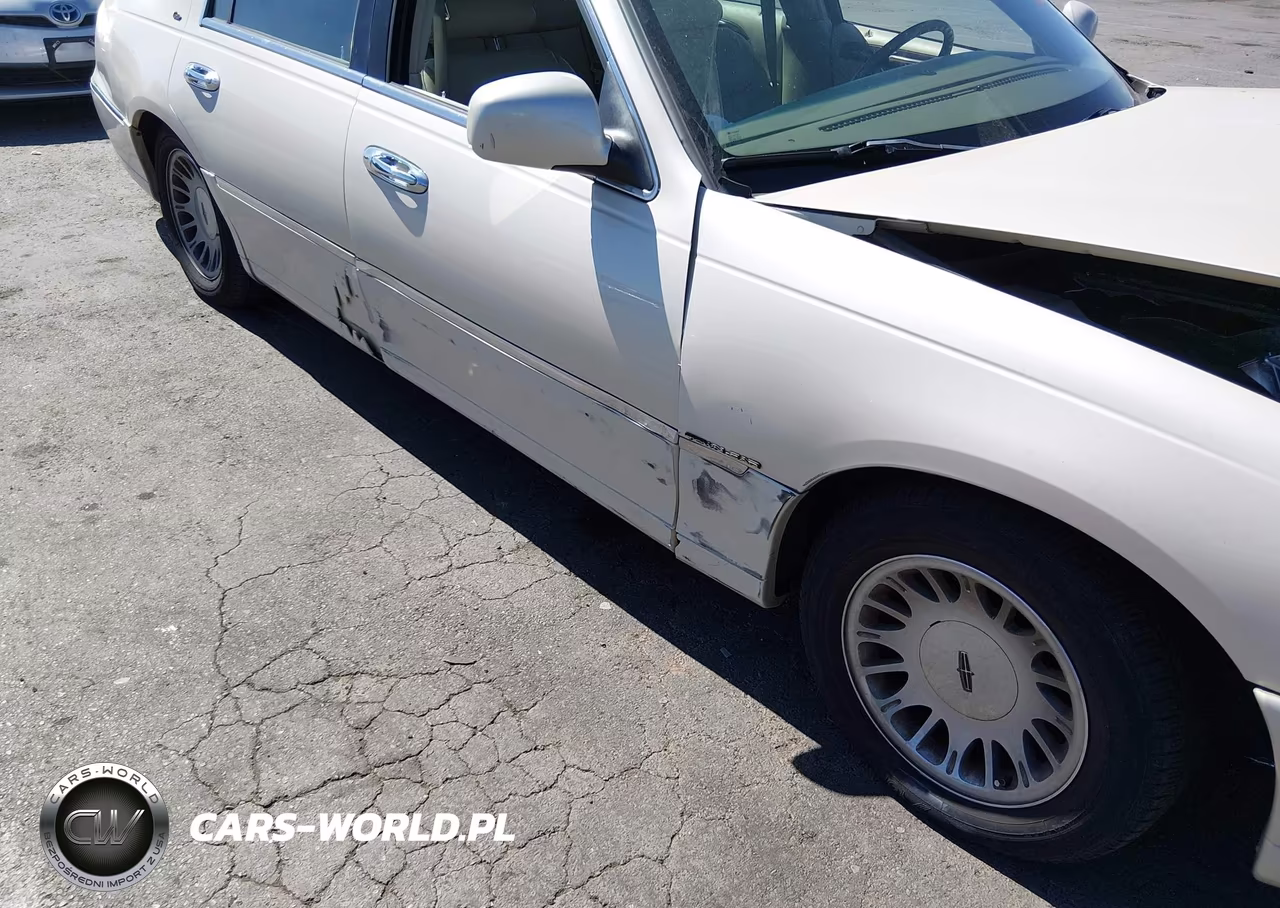 2001 Lincoln Town Car Cartier VIN:1LNHM83W41Y609855 - 12