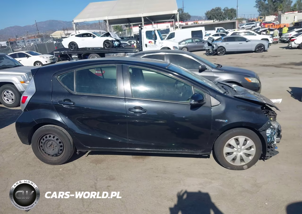 2013 Toyota Prius C Three VIN:JTDKDTB32D1529472 - 14