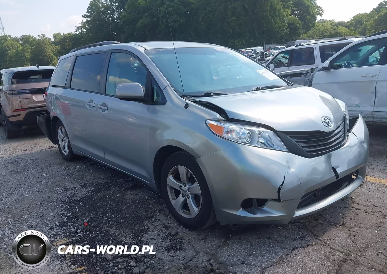 2014 Toyota Sienna Le V6 8 Passenger