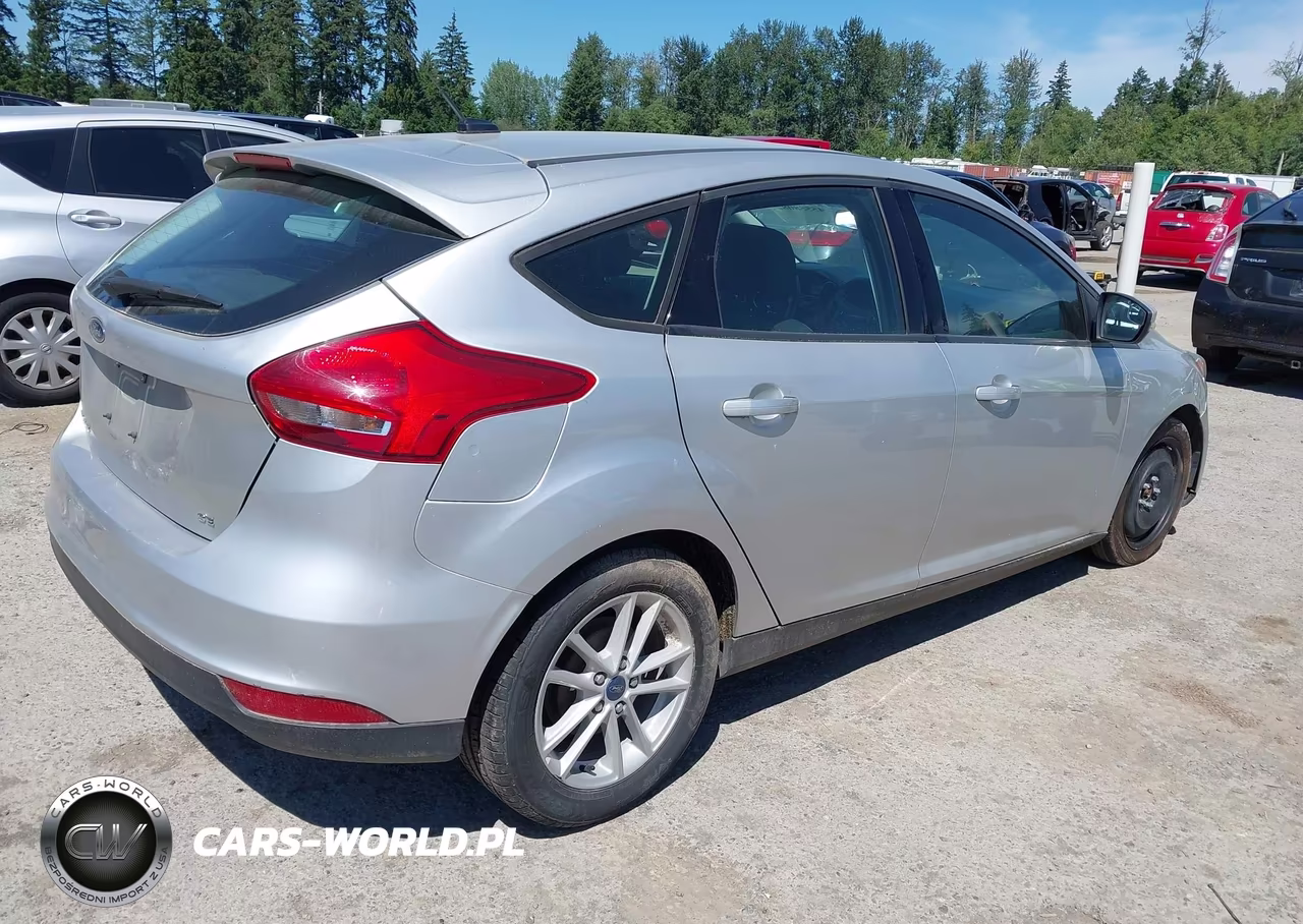 2017 Ford Focus Se VIN:1FADP3K24HL246403 - 4