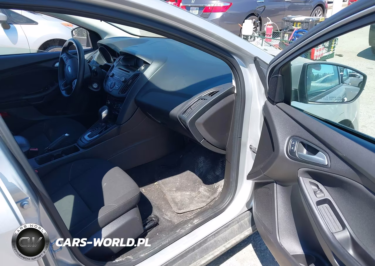 2017 Ford Focus Se VIN:1FADP3K24HL246403 - 5