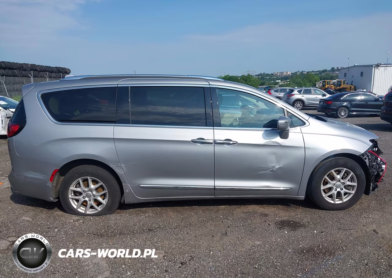 2020 Chrysler Pacifica Touring L VIN:2C4RC1BGXLR285072 - 13